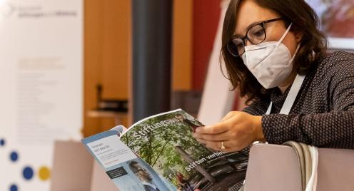 Leserin der Stiftungswelt